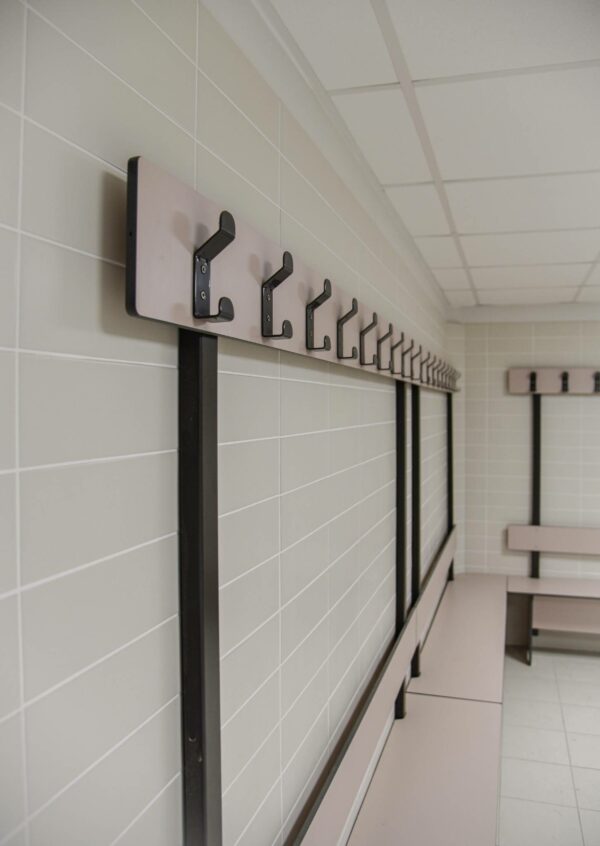 Bancs avec dosseret et lisse patères - stratifié compact – Image 3
