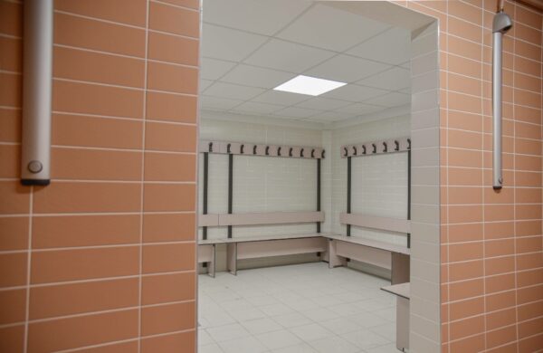 Bancs avec dosseret et lisse patères - stratifié compact – Image 6