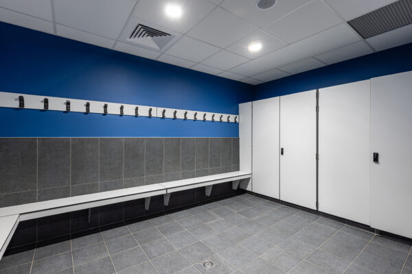 Kalysse - armoire collective - banc - vestiaire réalisé par Kalysse, leader des équipements sanitaires pour les établissements recevant du public.