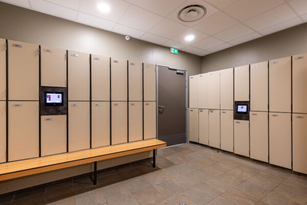 Kalysse - casier et banc combiné - vestiaire - réalisé par Kalysse, leader des équipements sanitaires pour les établissements recevant du public.