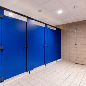 Cabines Primo - Aménagements et équipements sanitaires et casiers de piscine pour l'Aquaclub Belle dune de Fort Mahon (80), réalisé par Kalysse, leader des équipements sanitaires pour les complexes aquatiques.