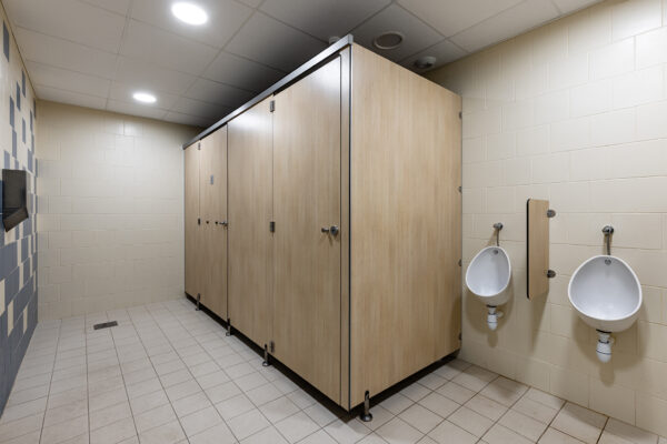 Cabines Exeléo et écran d'urinoir pour l'école Ingénieur de Lille (ICAM) Lille (59) - Aménagement des sanitaires pour les établissements recevant du public par Kalysse, leader en France