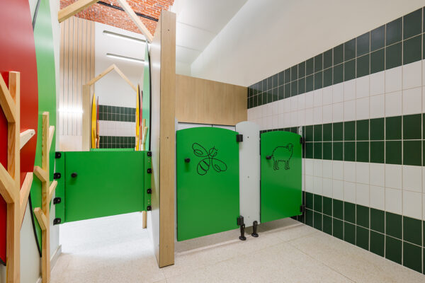 Espace petite enfance - Cabines Bambino et décor mural sur mesure - Parc Mosaïc - Houplin-Ancoisne (59), réalisé par Kalysse, leader des équipements sanitaires pour les établissements recevant du public.