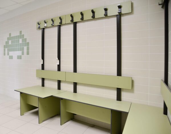 Bancs avec dosseret et lisse patères - stratifié compact