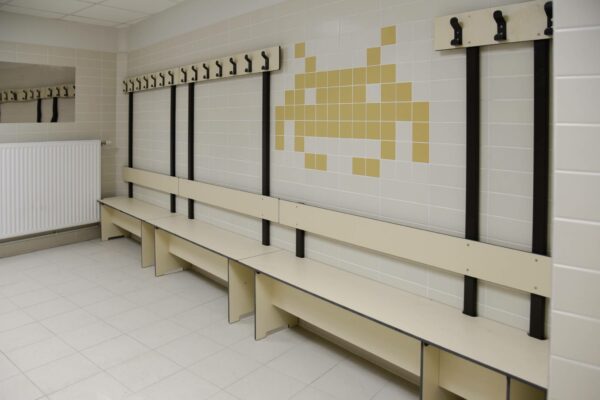 Bancs avec dosseret et lisse patères - stratifié compact – Image 4
