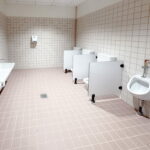 kalysse-sanitaires-maternelle-normes-pmr