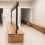 Banc de vestiaire sportif en bois avec structure métallique et patères pour équipements sportifs