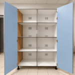 Intérieur de casier de vestiaire sportif en stratifié compact avec compartiments de rangement optimisés