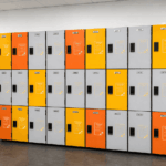 Casiers vestiaires sportifs en stratifié compact avec serrures numériques installés à l’UCPA Sport Station de Reims